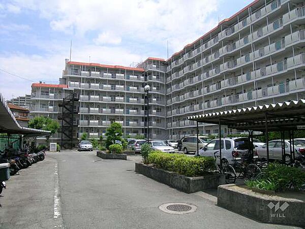 敷地内駐車場（平面式）。大阪モノレール線「少路」駅徒歩13分。1977年11月築。総戸数155戸の分譲マンションです。