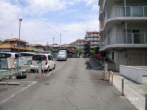 駐車場の入口にはロボットゲートが付いています。大阪モノレール線「少路」駅徒歩13分。1977年11月築。総戸数155戸の分譲マンションです。