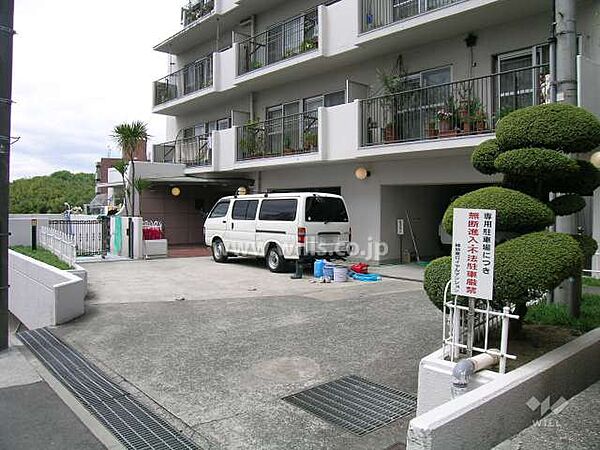 敷地入口。北大阪急行線「緑地公園」駅徒歩4分。1980年3月築。総戸数58戸の分譲マンションです。