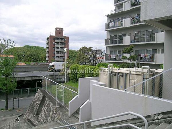 高台にあり、敷地の西側には新御堂筋が走っています。北大阪急行線「緑地公園」駅徒歩4分。1980年3月築。総戸数58戸の分譲マンションです。