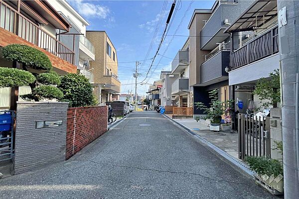 物件の東側前面道路（北側から）［2026年8月1日撮影］