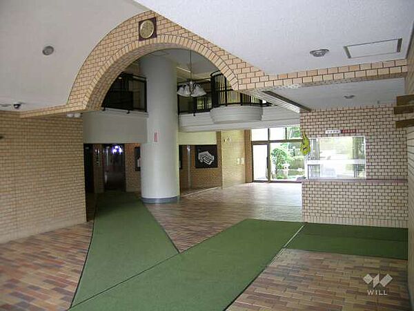 吹き抜けのエントランスホール