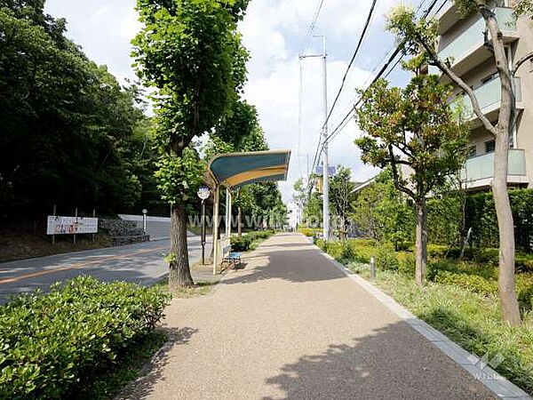 敷地西側、敷地に隣接してバス停があります。