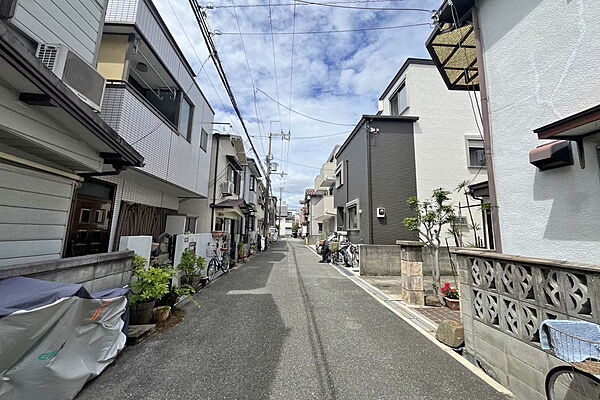 物件の南側前面道路（東側から）［2026年8月16日撮影］