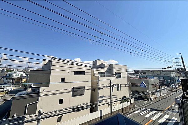 バルコニーからの眺め前面に建物がないため日当たり・通風良好です。