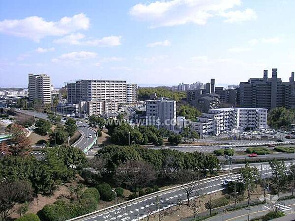 北西側には千里インターチェンジがあります