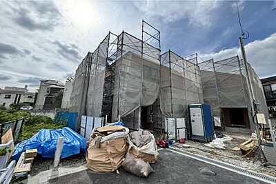 外観：物件の外観（東側から）［2026年9月18日撮影］。2026年11月完成予定。
