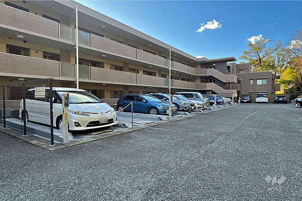 敷地内駐車場平面駐車場と機械式駐車場の空きがございます。詳細については、担当までご確認下さい。