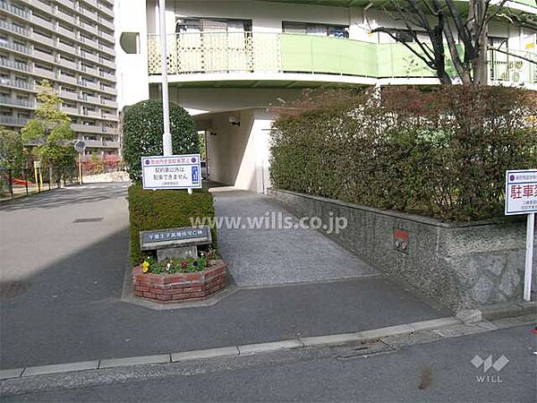 敷地入り口エントランスへ続く道です。