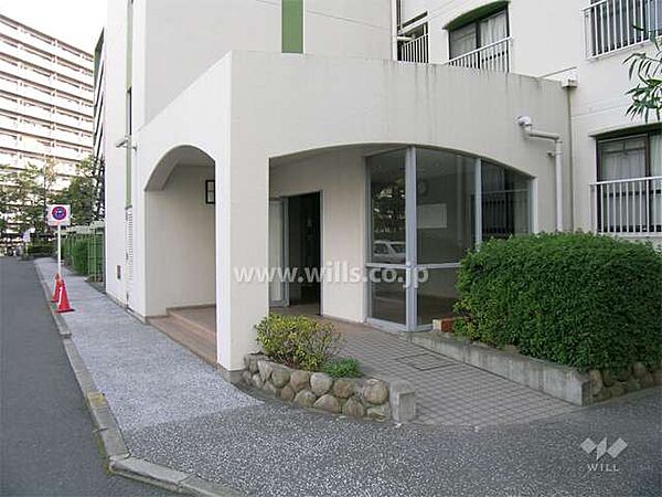 エントランス外観です。屋根がついているので雨の日も安心です。