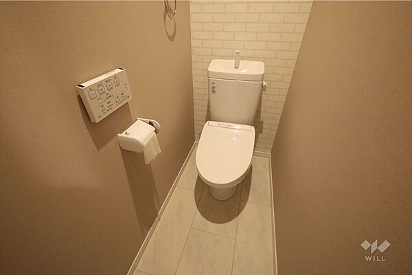 1階トイレタオル掛けもありすっきりとご利用いただけます。ウォシュレット機能付きです。