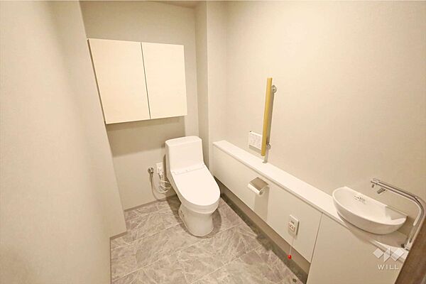 トイレ手すり付きで安心してお使いいただけます。