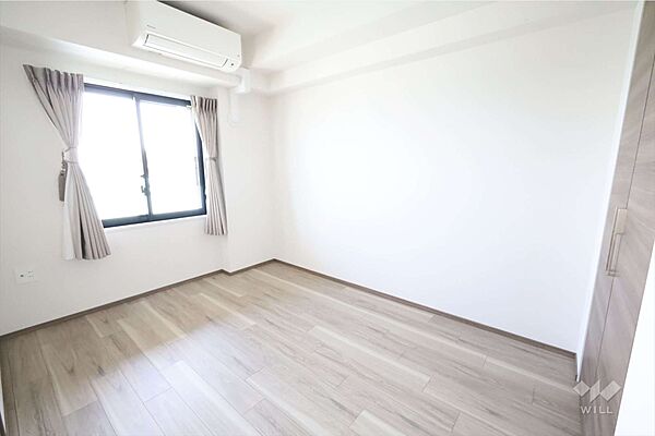 南東側洋室約5.5帖窓から日差しが差し込む明るいお部屋です。リペア済のためとてもきれいな状態です。