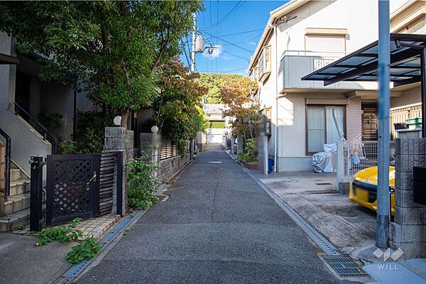 物件の東側前面道路（南側から）［2025年10月24日撮影］