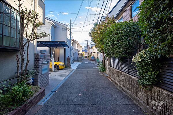 物件の東側前面道路（北側から）［2025年10月24日撮影］