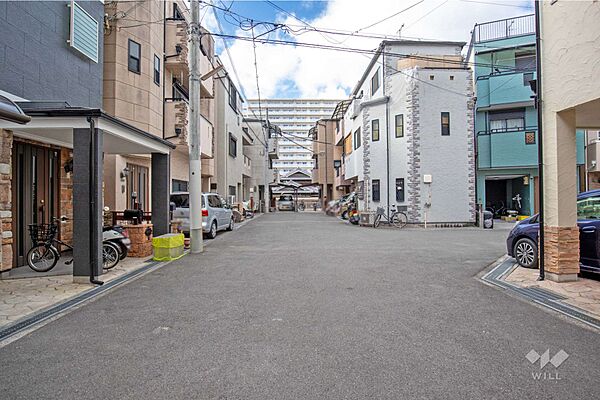 物件の西側前面道路（東側から）［2025年12月12日撮影］