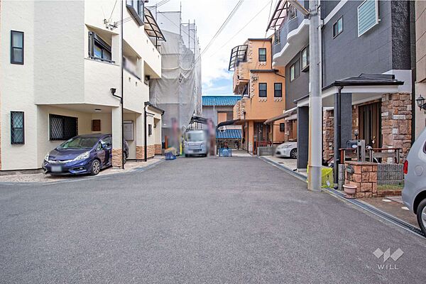 物件の西側前面道路（西側から）［2025年12月12日撮影］