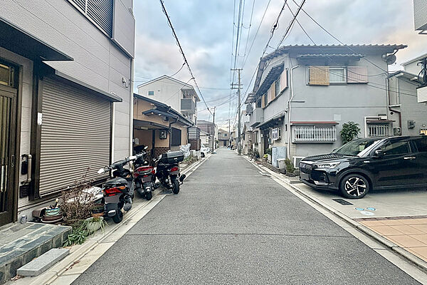 物件の北西側前面道路（西側から）［2025年12月23日撮影］