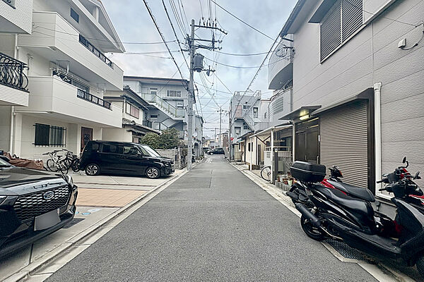 物件の南西側前面道路（南東側から）［2025年12月23日撮影］