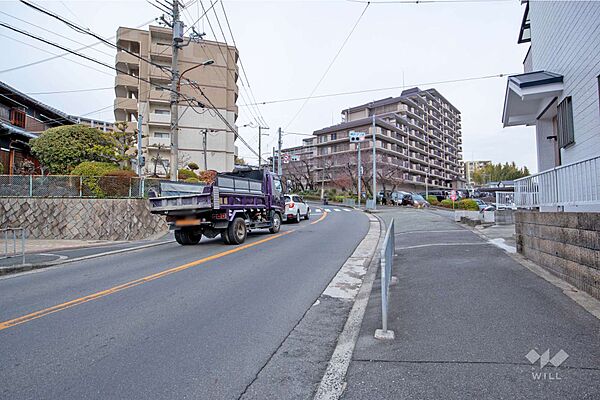 物件の北側前面道路（西側から）［2026年2月21日撮影］