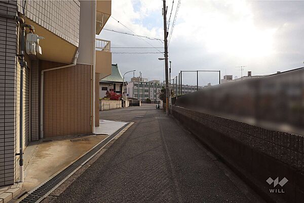 物件の西側前面道路（北側から）［2025年11月27日撮影］