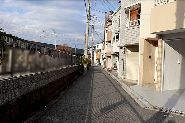 物件の西側前面道路（南側から）［2025年11月27日撮影］