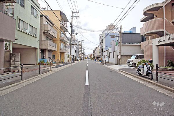 物件の南東側前面道路（南西側から）［2024年11月27日撮影］