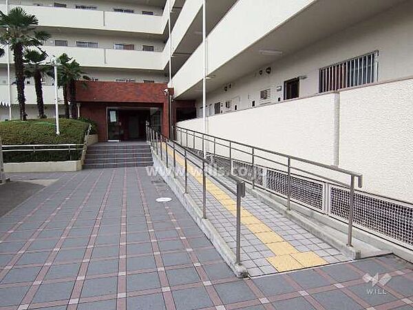 エントランスにはスロープが設置されています。