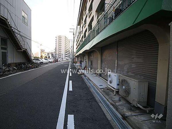敷地北側の前面道路（西から）