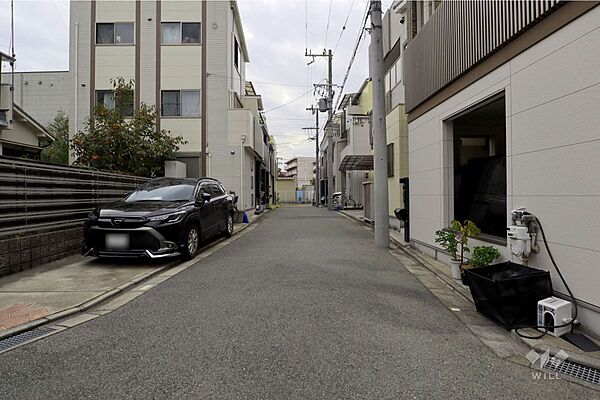 物件の西側前面道路（北側から）［2025年11月27日撮影］