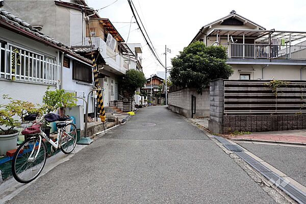 物件の北側前面道路（西側から）［2025年11月27日撮影］