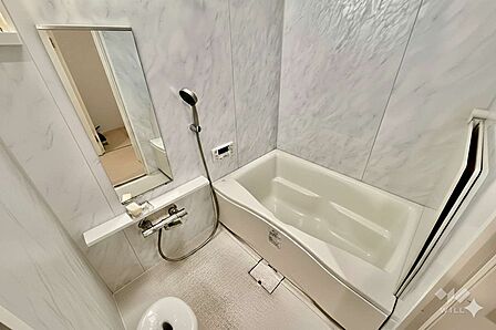 浴室ゆったりとしたお風呂で足を伸ばして日々の疲れを癒していただけます!※家具消し加工をしています。現況と差異がある場合は現況を優先して下さい。