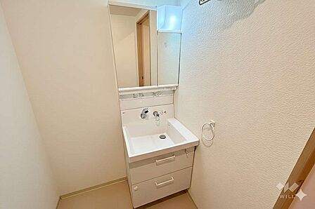 洗面室収納が豊富です!コンセントがあり、身支度に便利です!※家具消し加工をしています。現況と差異がある場合は現況を優先して下さい。