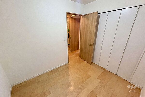 北側洋室約4.5帖LDKに入らずとも廊下からアクセスできるお部屋です！※家具消し加工をしています。現況と差異がある場合は現況を優先して下さい。