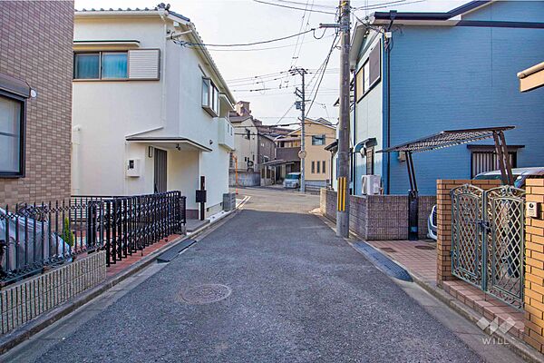物件の南側前面道路（北側から）