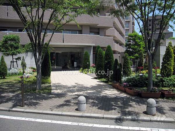 敷地入口。植栽スペースが多く設けられています。