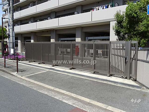 駐車場入り口（ゲート付き）