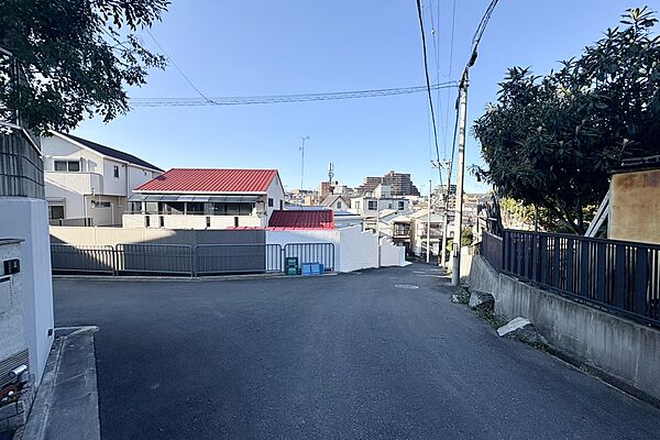 物件の東側前面道路（南側から）［2026年3月12日撮影］