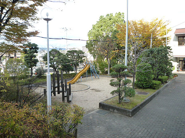 敷地内の公園。遊具も設置されています。