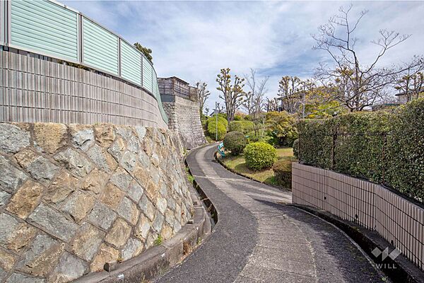 物件の南東側前面道路（南西側から）［2026年4月6日撮影］