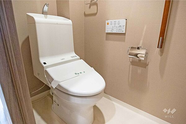 トイレ。温水洗浄便座、手すりも完備、毎日快適に使用できる落ち着ける独立した空間です。［2026年4月12日撮影］
