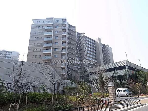 ミリカ・ヒルズの外観（東側から）手前がE棟（南向き）、左奥がF棟（南西向き）です。