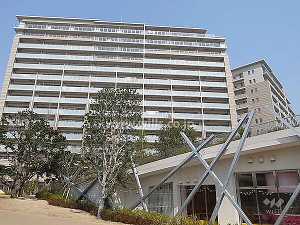 ミリカ・ヒルズの外観（西側から）左がF棟（南西向き）、右奥がE棟（南向き）です。
