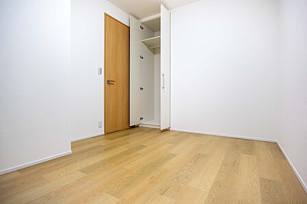 南西側洋室約6帖。部屋にあった家具を探しが楽しめそうです。［2026年4月9日撮影］