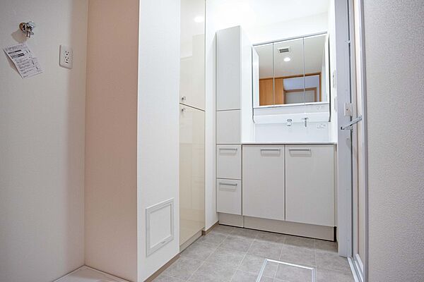 洗面室。横と下に収納もたっぷりあります。スキンケアや化粧品などもすっきり片付けます。［2026年4月9日撮影］