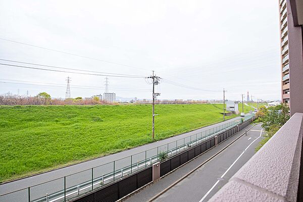 バルコニーからの眺め。疲れが取れる開放感のある眺望。（南東方向）［2026年4月9日撮影］