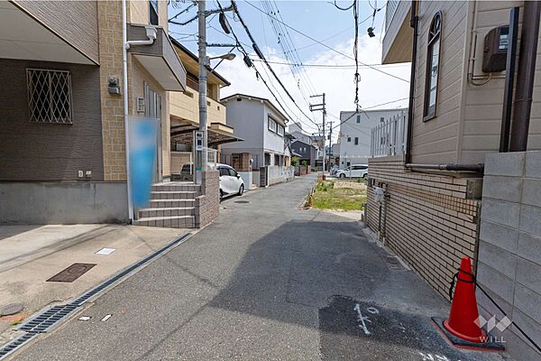 物件の南西側前面道路（北西側から）［2026年6月11日撮影］