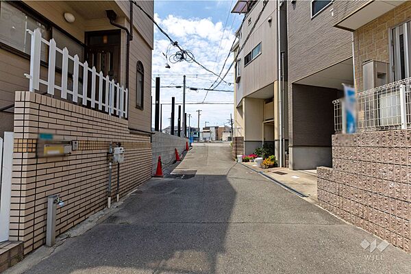 物件の南西側前面道路（南東側から）［2026年6月11日撮影］