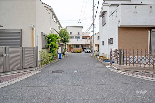 物件の西側前面道路（南側から）［2026年4月24日撮影］