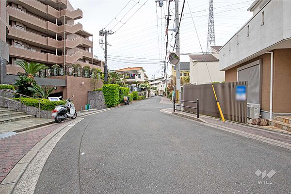 物件の南東側前面道路（北東側から）［2026年4月24日撮影］